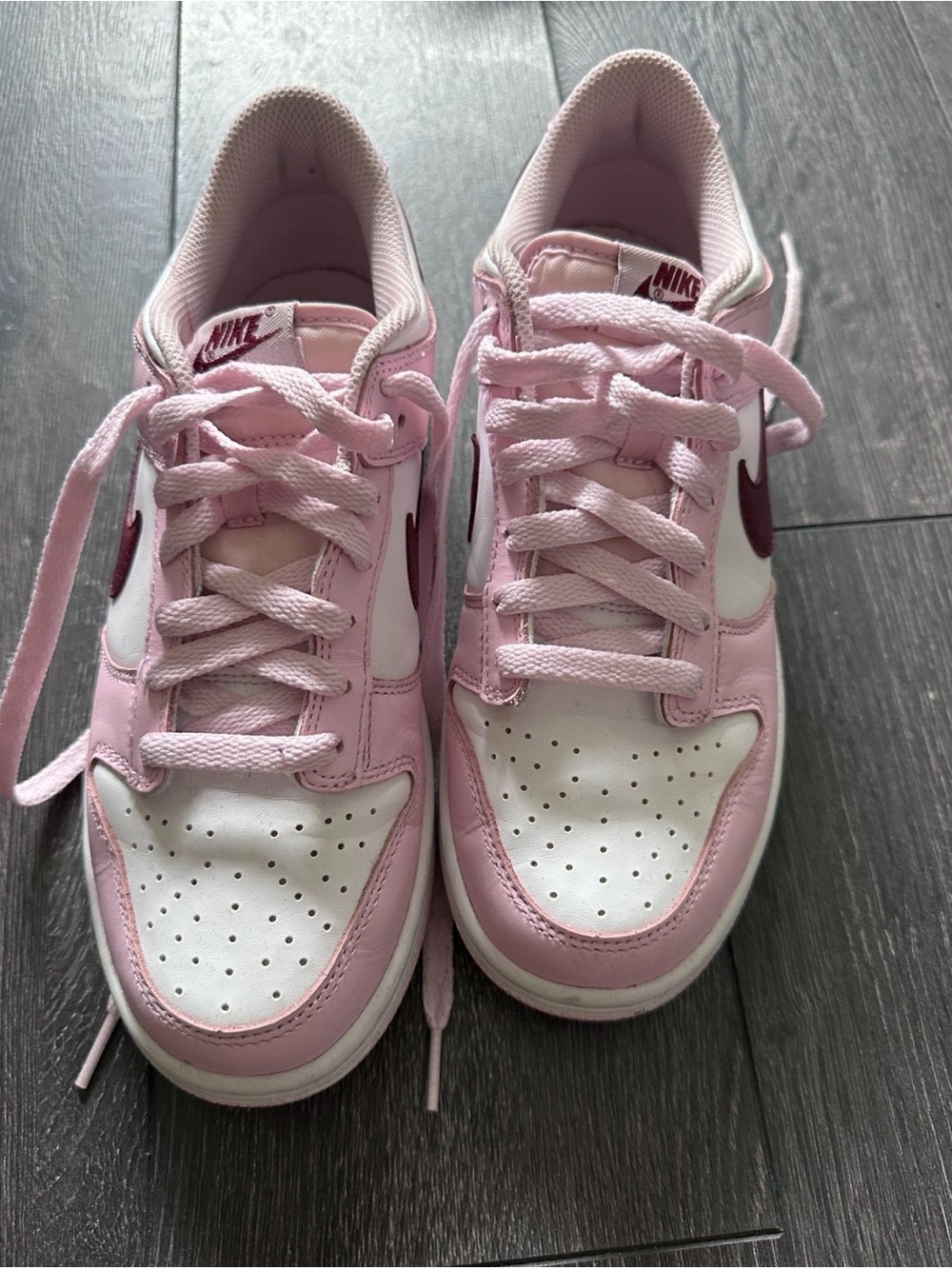 Nike Women's Low-Top Sneakers in Light Pink and White with Maroon Swoosh 8W